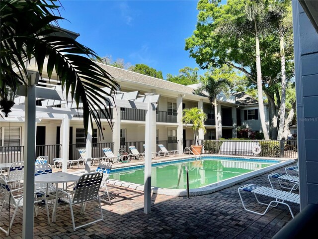 5221 Bayshore Blvd Unit 29, Tampa, FL 33611 - community pool featuring a patio area and fence