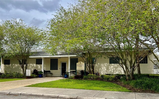5221 Bayshore Blvd Unit 29, Tampa, FL 33611 - single story home with concrete block siding and a front lawn