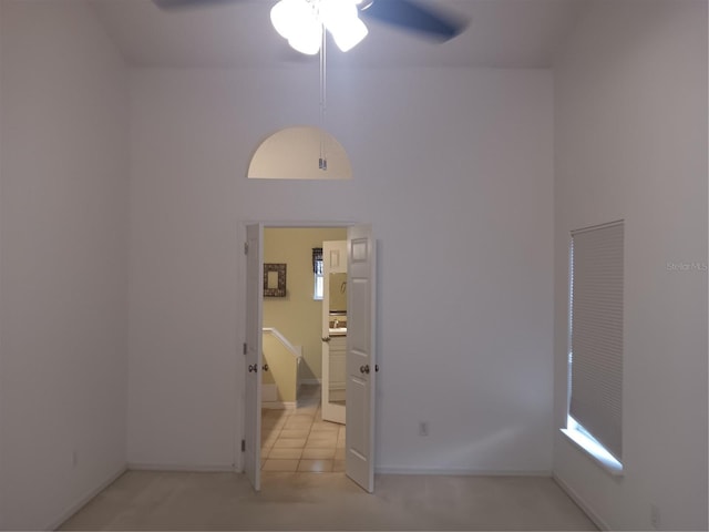 unfurnished room featuring light tile patterned floors and ceiling fan