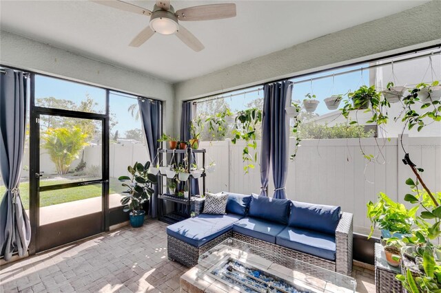 sunroom with ceiling fan