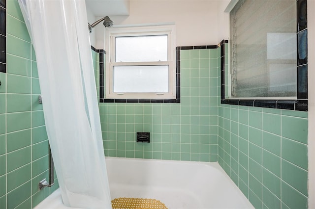 full bath with shower / bath combination with curtain