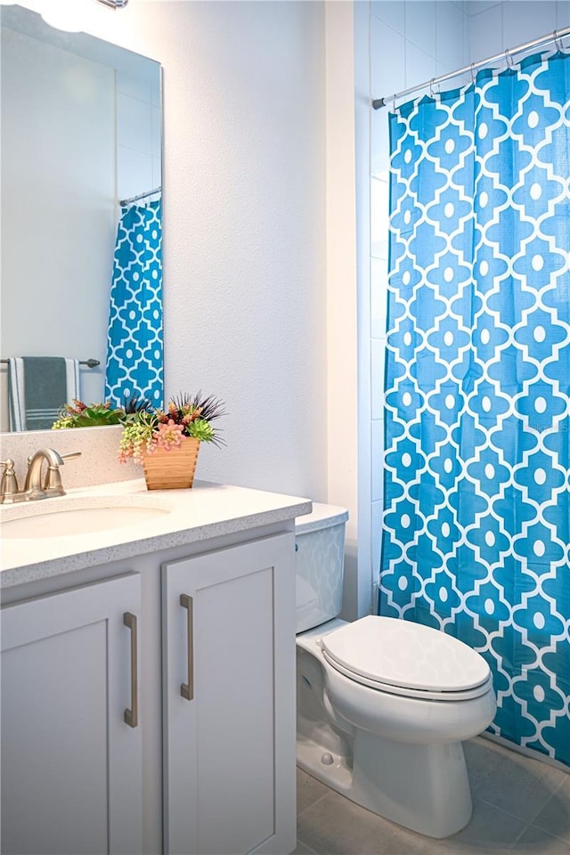 full bath featuring vanity, tile patterned floors, toilet, and a shower with curtain