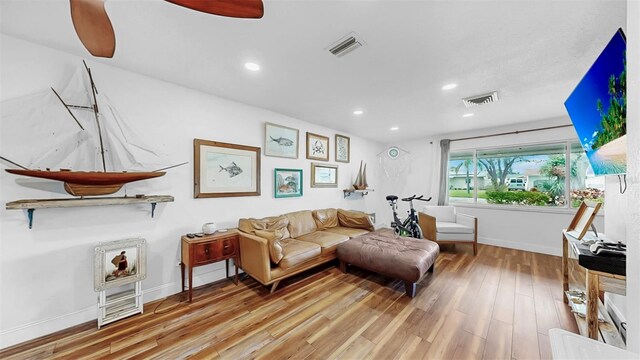 living room featuring visible vents, recessed lighting, baseboards, and wood finished floors