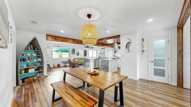 dining room featuring light wood finished floors, visible vents, recessed lighting, and baseboards