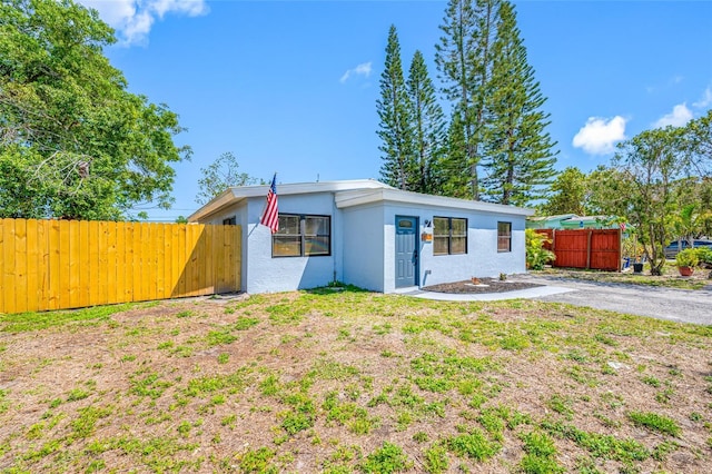 217 Emerald Ln, Largo, FL 33771 - mid-century home featuring stucco siding and fence