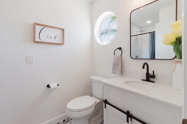 bathroom with a shower with shower curtain, toilet, vanity, and baseboards