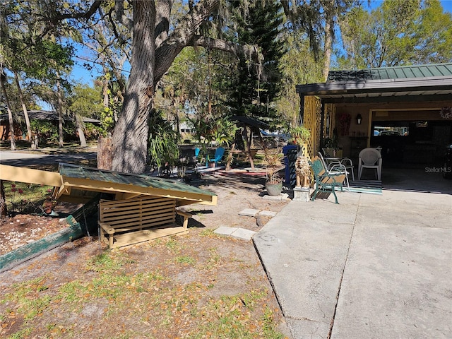 view of yard featuring a patio area