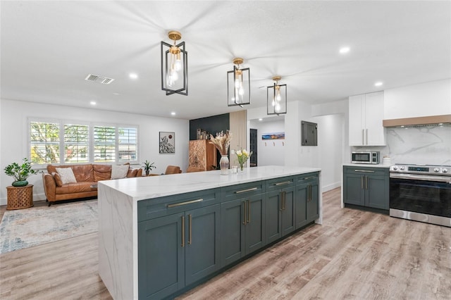 kitchen featuring light wood-style flooring, visible vents, backsplash, and stainless steel appliances