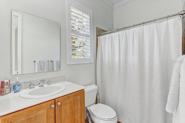 full bath featuring a shower with shower curtain, vanity, toilet, and crown molding