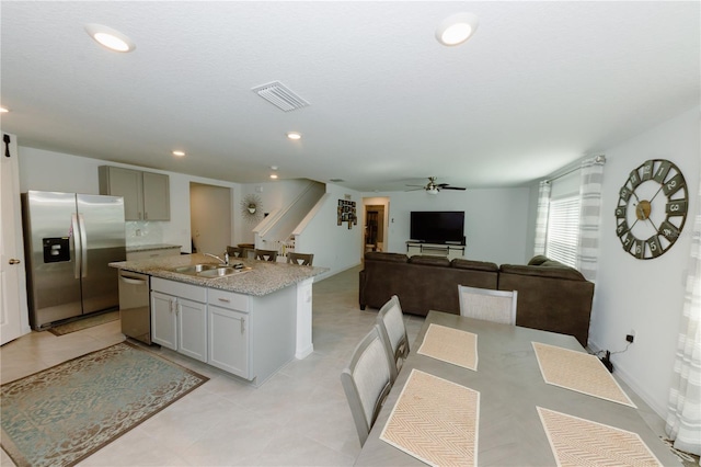 kitchen featuring visible vents, a sink, recessed lighting, stainless steel appliances, and a kitchen island with sink