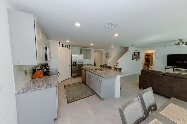 kitchen with visible vents, recessed lighting, stainless steel appliances, tasteful backsplash, and open floor plan