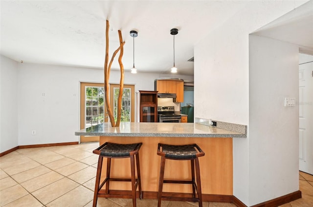 kitchen with under cabinet range hood, a kitchen breakfast bar, stainless steel electric range, a peninsula, and light tile patterned flooring