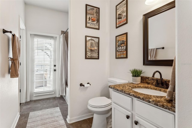 bathroom featuring shower / bath combo with shower curtain, toilet, tile patterned flooring, baseboards, and vanity