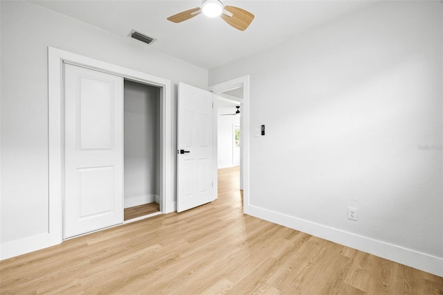 unfurnished bedroom featuring visible vents, baseboards, light wood-style floors, a closet, and a ceiling fan