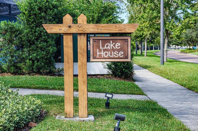 community / neighborhood sign featuring a yard