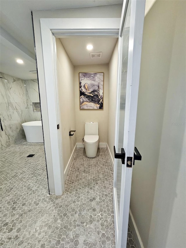 full bathroom with baseboards, visible vents, a soaking tub, recessed lighting, and toilet