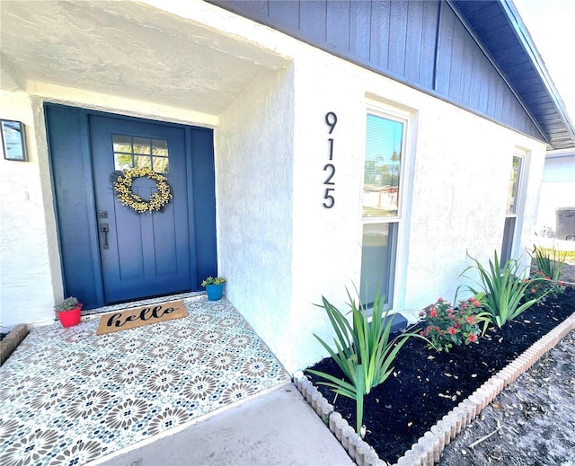 entrance to property with stucco siding