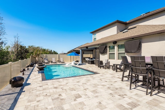 view of pool featuring a fenced in pool, outdoor dining area, a fenced backyard, and a patio area