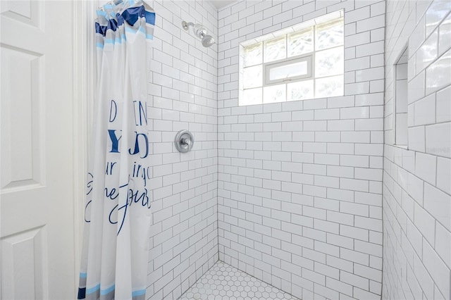 full bathroom featuring tiled shower