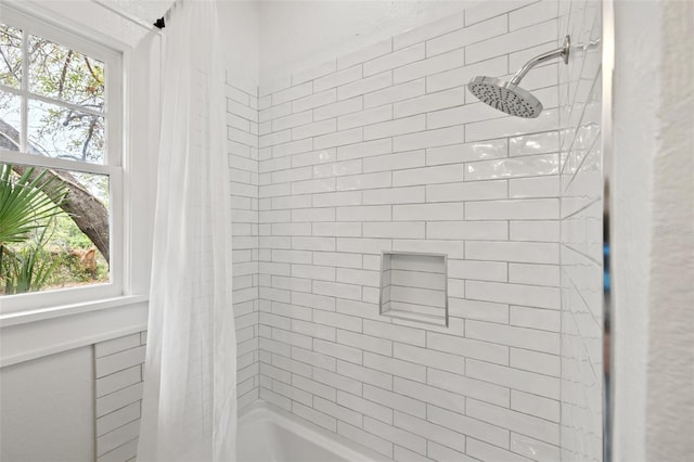 bathroom featuring shower / tub combo