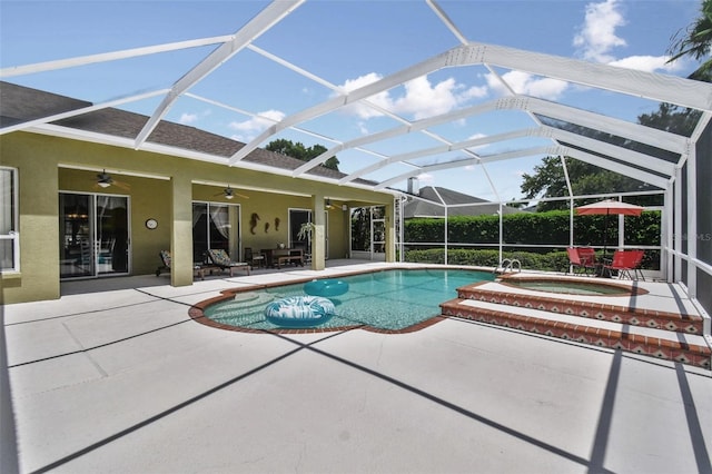 pool with an in ground hot tub, a patio area, a lanai, and ceiling fan