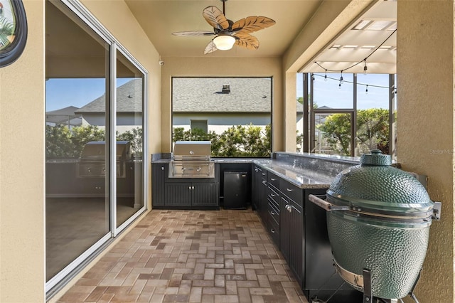 sunroom with ceiling fan