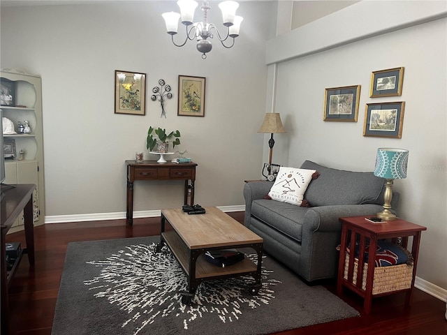 living area with an inviting chandelier, wood finished floors, and baseboards