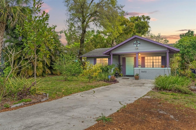 view of front of house featuring a front yard