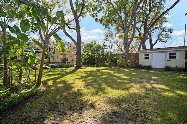 view of yard featuring an outbuilding and fence