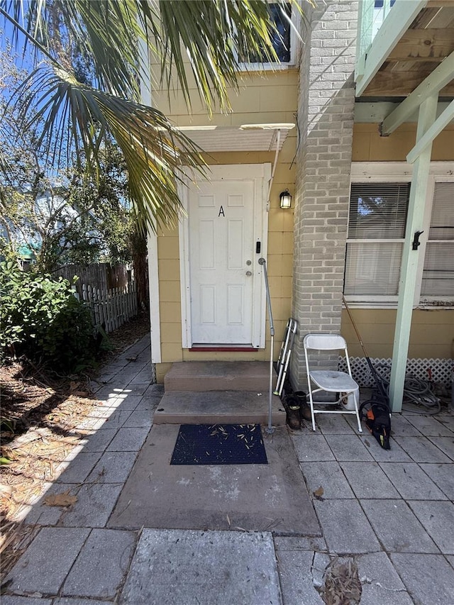 entrance to property with fence