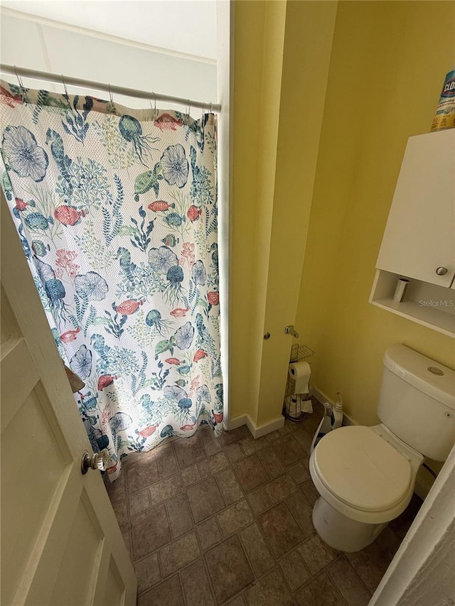 full bathroom with curtained shower and toilet