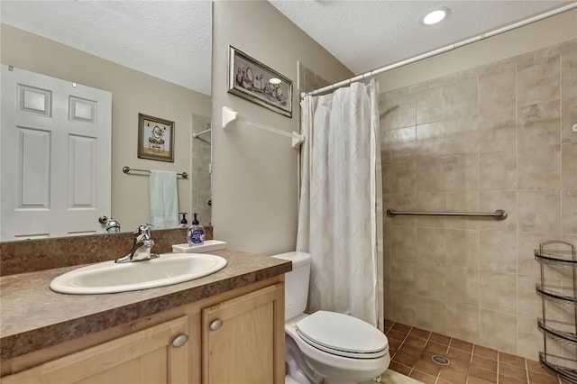 bathroom featuring a tile shower, a textured ceiling, and toilet