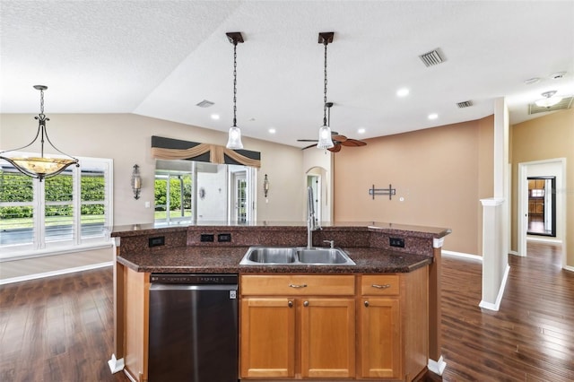 kitchen featuring dishwashing machine, a ceiling fan, visible vents, a kitchen island with sink, and a sink