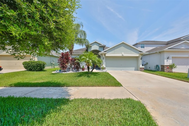 view of front facade featuring stucco siding, driveway, an attached garage, and a front yard