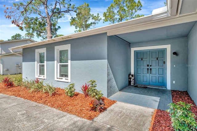 property entrance featuring stucco siding