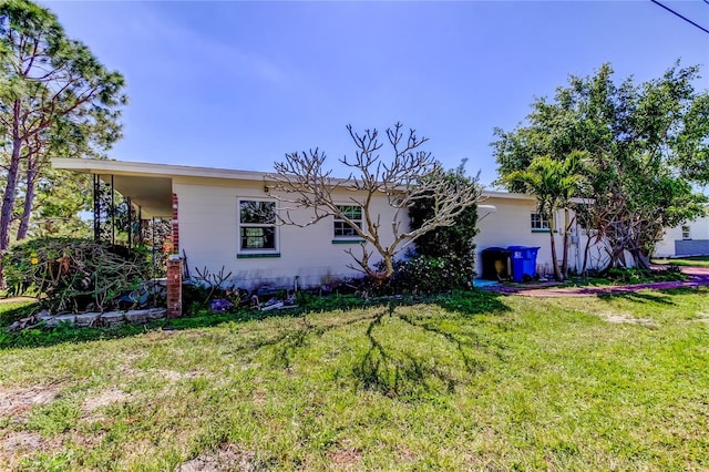 view of front of house featuring a front yard