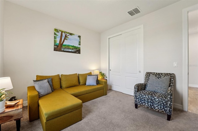 living area with visible vents, carpet flooring, and baseboards