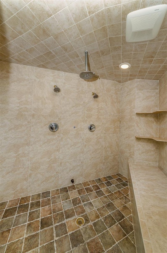 full bathroom featuring tiled shower