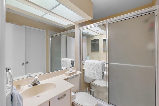 full bathroom featuring a shower with shower door, toilet, and vanity