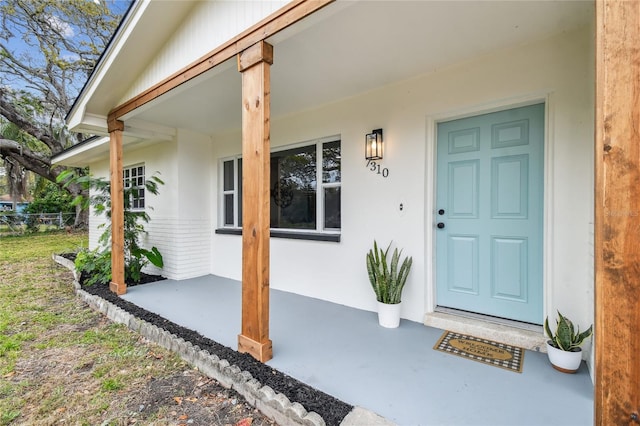 entrance to property with stucco siding