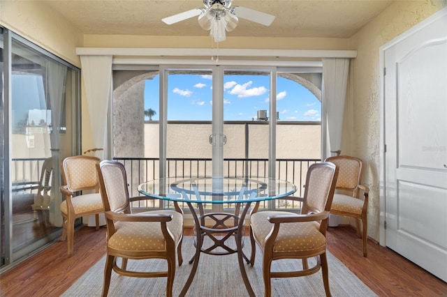 sunroom / solarium featuring a ceiling fan