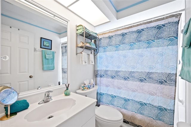 bathroom featuring a shower with shower curtain, toilet, and vanity