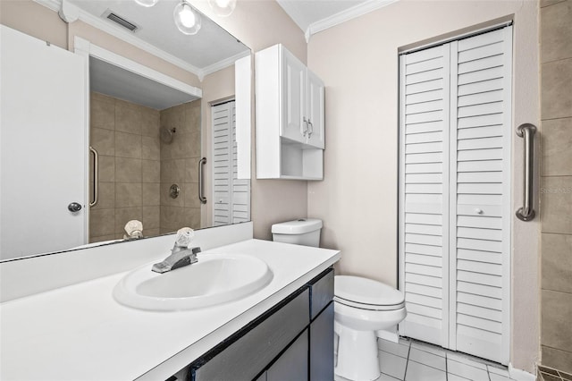 full bath featuring visible vents, toilet, crown molding, tiled shower, and vanity