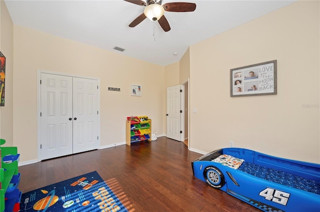 playroom with ceiling fan, visible vents, baseboards, and wood finished floors