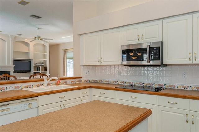 kitchen with visible vents, a sink, stainless steel microwave, black electric cooktop, and dishwasher