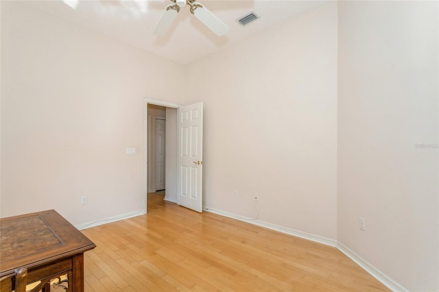 empty room featuring light wood finished floors, visible vents, baseboards, and a ceiling fan