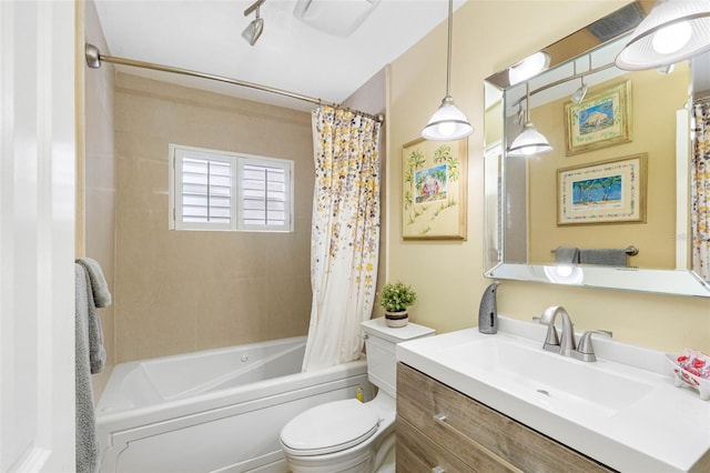 full bath with shower / tub combo with curtain, vanity, and toilet