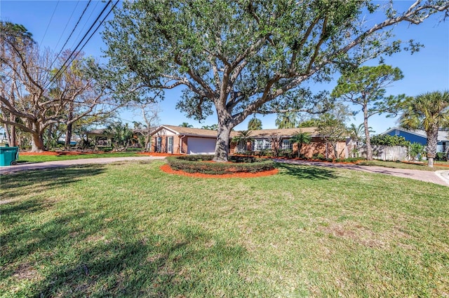 single story home with a front lawn