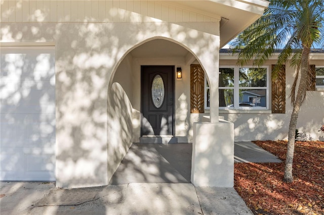 view of exterior entry featuring stucco siding