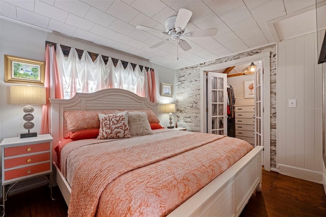 bedroom featuring dark wood-type flooring, a ceiling fan, baseboards, and a closet